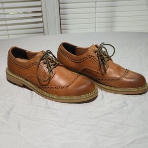 Brown Leather Oxford Shoes with Lace-Up Design